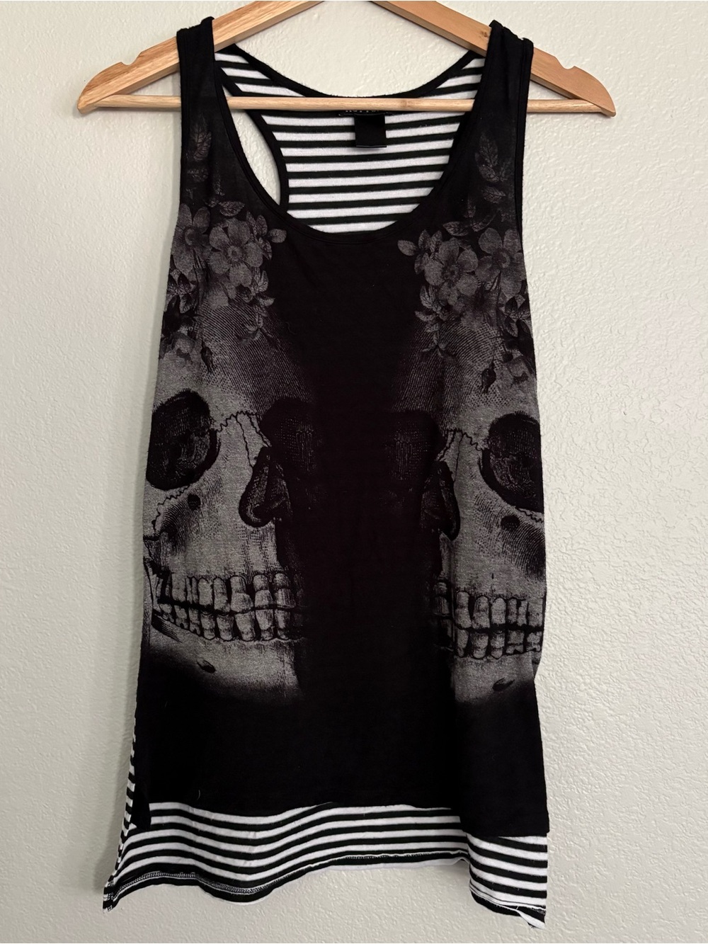 Hot Topic Black and Gray Skull Graphic Tank Top